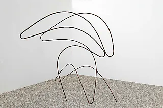 <ONBU></ONBU><?ZE?>Kunstverein March  ?  Postfach 19  ?  79228 March <?ZE?><?ZE?>__<?ZE?> <?Tab?><?Tab?>March, den 25.04.2011<?ZE?><?ZE?><?ZE?><?ZE?>In unserer Frühjahrsausstellung 2011 zeigen wir Malerei und Skulpturen von<?ZE?><?ZE?>Gabriela Stellino und Herta Seibt de Zinser<?ZE?><?ZE?>unter dem Titel: "secuencias"<?ZE?><?ZE?><?ZE?>Gabriela Stellino<?ZE?><?ZE?>Die argentinische Künstlerin Gabriela Stellino lebt und arbeitet in Riegel am Kaiser¬stuhl. Sie wird Bilder und Projektion aus dem Werk "Belebte Bilder" (Musik und Kom¬position von Fernando Viani) aus- und vorstellen.<?ZE?><?ZE?>Zunächst nur bei der Vernissage am 29. April um 19.00  Uhr wird eine Filmprojektion zu sehen sein, welche die Künstlerin eigens für diese Ausstellungseröffnung aus eini¬gen Serien ihrer zartfarbigen, meist eher unbunten Landschaftsaquarellen zusammen¬gestellt hat. Ihr Landsmann, der in Lahr lebende Pianist Fernando Viani, hat  eigene Klavierkompositionen für das Werk aufgenommen. Der schwebende, fast meditative Charakter der Bilder, deren Dynamik sich auf minimale Geschehnisse wie Veränderun¬gen des Lichts oder das Aufkommen von Nebel beschränkt, wird bei dieser Synthese von Malerei und Musik besonders deutlich.<?ZE?><?ZE?>Gabriela Stellino und Fernando Viani studierten beide in Argentinien und kamen in den 1990er Jahren unabhängig voneinander nach Deutschland.<?ZE?>Viani konzertiert international und war in den vergangenen Jahren an mehreren großen Aufnahmeprojekten beteiligt. In Lahr unterrichtet er an der Musikschule begabte Kinder und Jugendliche.<?ZE?>Gabriela Stellino ist Mitglied des BBK und des Basler Kunstvereins. In den vergange¬nen Jahren hatte sie zahlreiche Ausstellungen besonders in der Regio und der Schweiz. Sie unterrichtet an der Kunstschule Hofgut Hohenstein in Rottweil, an der Kunstschule Offenburg und an der Akademie für Kommunikation in Freiburg.<?ZE?><?ZE?>Herta Seibt de Zinser<?ZE?><?ZE?>In Außenbereich wird die deutsch-peruanische Bildhauerin Herta Seibt de Zinser, drei Plastiken  aus der Serie diálogos  ausstellen.  Sie stellen einen Dialog mit ihrer Umge¬bung rund ums alte Pfarrhaus her. Obwohl es sich um Eisenrohre handelt, die nur un¬ter großer Hitze gebogen werden können, wirken sie wie schwerelose Zeichnungen in Raum.<?ZE?><?ZE?>Herta Seibt de Zinser studierte in Lima an der Kunsthochschule der Pontificia Universi¬dad Católica del Perú Schwerpunkt Bildhauerei bei Prof. Anna Maccagno. Seit 1982 lebt und arbeitet sie in Deutschland, seit 2004 in der Bildhauerhalle im E-Werk. 2008-2009 gestalteten 12 ihrer Eisenrohrplastiken ein Jahr lang den Außenbereich des Herzzentrums in Bad Krozingen.<?ZE?><?ZE?>Seit vielen Jahren unterrichtet Herta Seibt de Zinser in Kunst und Keramik. Mit der Ju¬gend und Kinder Kunstschule "Klecksel" besteht eine fruchtbare Zusammenarbeit. <?ZE?><?ZE?><?ZE?>Zur Eröffnung der Ausstellung am Freitag 29. April 2011 um 19: 00 Uhr<?ZE?>im Alten Pfarrhaus March- Hugstetten, Am Felsenkeller 4,<?ZE?>laden wir sie recht herzlich ein.Die Künstler sind anwesend.<?ZE?>Die Einführung hält Frau Dr. Antje Lechleiter.<?ZE?>Die Ausstellung dauert bis  einschließlich 22. Mai 2011, <?ZE?>die Öffnungszeiten sind: samstags 16 - 18 Uhr und sonntags 11 - 18 Uhr.                                                                                 Der Eintritt ist wie immer frei.  <?ZE?><?ZE?> [privat]
