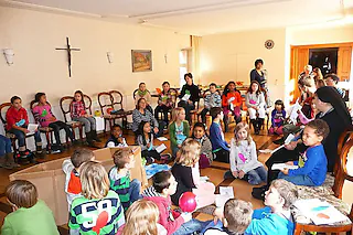 Über 50 Kinder sind der Einladung zu den Kinderbibeltagen ins Münsterpfarrheim gefolgt. Zwei Tage lang beschäftigten sich die Kinder mit Petrus, hörten von seiner Berufung, wie er Jesus nachfolgte, aber auch von seinen Schwächen. Petrus verband mit Jesus eine felsenfeste Freundschaft und wurde so der „erste Papst“ für die damalige kleine Christengemeinde. Die Kinder hatten viel Freude bei den kreativen und informativen Stationen, die Frauen aus der Seelsorgeeinheit zusammen mit Sr. Bernarda und Stefanie Brand vorbereitet hatten. [Kirche]