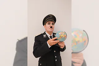 Saison 2026/2027 - Der große Diktator - Nach Charlie Chaplin