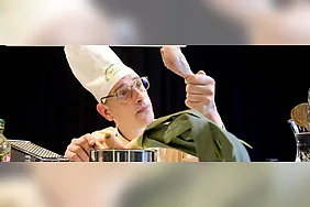 Wer kocht, schießt nicht - Eine Koch-Satire von Michael Herl