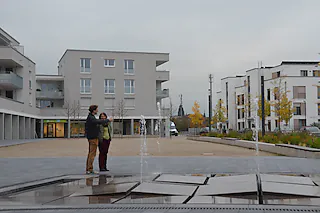 Unter den Arkaden am Mozartplatz feierten Norbert Tobisch, Geschäftsführer der Siedlungswerk Wohnungs- und Städtebau, und Bürgermeister Volker Kieber gemeinsam mit den Planern und den neuen Bewohnern  bei einem Nachbarschaftsfest die Fertigstellung des 14 Millionen teuren Wohn- und Geschäftshauses, das das Entree im Baugebiet Kurgarten I bildet. FOTO: SUSANNE MÜLLER [Susanne Müller]
