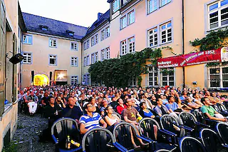 Sommernachtskino im Schwarzen Kloster (Innenhof)