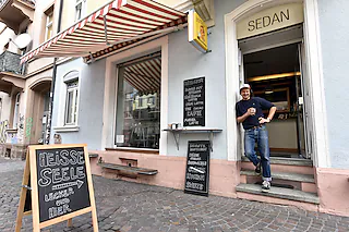 Sedan-Café