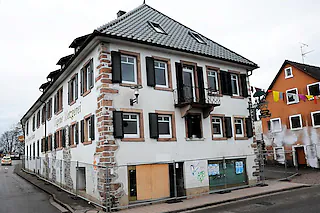 Leerstand Grüner Baum Denzlingen Leerstand Grüner Baum Denzlingen 03.02.2013, SO - LOK: Marode und aus Sicherheitsgründen eingezäunt: das ehemalige Traditionsgasthaus „Grüner Baum“ am Bahnhof. [Markus Zimmermann]