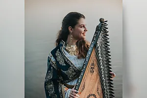 ELEANNA PITSIKAKI & Aroma