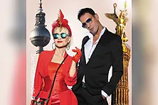 Schwarzblond - Kisses from Berlin - Vier Oktaven Gesang trifft auf Haute Couture
