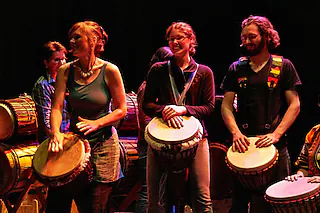 Tanzend ins Wochenende - African style - „Live Percussion & DJane-Party“