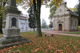 in Bonndorf30.11.2013, BZ - BON: Die Schlosskapelle im Stadtgarten mit  dem Kriegerdenkmal im Jahr 2013. Uli Schulze [Uli Schulze]