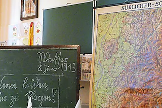 Einrichtung eines früheren Klassenzimmers. [Katharina Bächle]