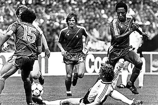<BU>Antonio Sousa (Mitte) bei der EM 1984 im Spiel gegen Deutschland. Am Boden Guido Buchwald FOTO: DPA</BU><Beschreibung></Beschreibung>Der deutsche Abwehrspieler Guido Buchwald (unten) versucht mit einer Grätsche vor den portugiesischen Gegenspielern (v.l.) Jaime Pacheco, Antonio Sousa und Rui Jordao an den Ball zu kommen. Die deutsche Fußballnationalmannschaft trennt sich am 14.06.1984 vor 44.800 Zuschauern im Meinau-Stadion in Strasbourg in ihrem ersten Europameisterschafts-Gruppenspiel von Portugal mit einem 0:0. [Upi]