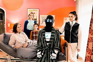 Frau Winkler verlässt das Haus