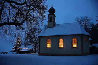 <ONBU></ONBU>Weihnachten iin Kirchzarten: Die Kapelle auf dem Giersberg lädt über die Advents- und Weihnachtszeit zur Ruhe und Besinnung ein. [Markus Donner]