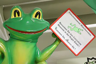 Das fröhlichste Museum im Raum Basel.01.07.2023, BZ - LOR:  In einer Tiefgarage befindet sich der Eingang zum Froschmuseum, dem –  eigenen Angaben nach –  fröhlichsten Museum in der Region Basel. [Katharina Kubon]