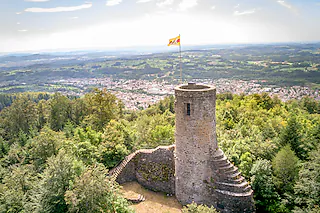 Die Badische Flagge auf der Burgruine Bärenfels: [Marcel Köpfer]