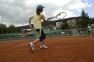Die u12-gemischt des TC Neustadt: Desiree Schmidlin beim Return22.06.2007, BZ - HSC: Konzentriert: Desiree Schmidlin  trifft den Ball platziert  und erwischt Trainer Winni Koslik auf dem falschen Fuß. [Johannes  Bachmann]
