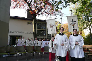 Ministranten von St. Barbara09.10.2007, BZ - FRS: Bei herbstlichem Sonnenschein zog am Sonntag die Ministrantenschar vom Gemeindeheim in die benachbarte Kirche ein.Braun09.10.2007, BZ - FRS: Bei herbstlichem Sonnenschein zog am Sonntag die Ministrantenschar vom Gemeindeheim in die benachbarte Kirche ein.Braun [Andreas Braun]
