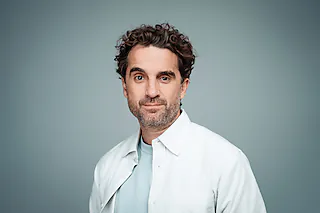 Oliver Wnuk denkt laut und liest vor - eine biographisch eingetunkte Show
